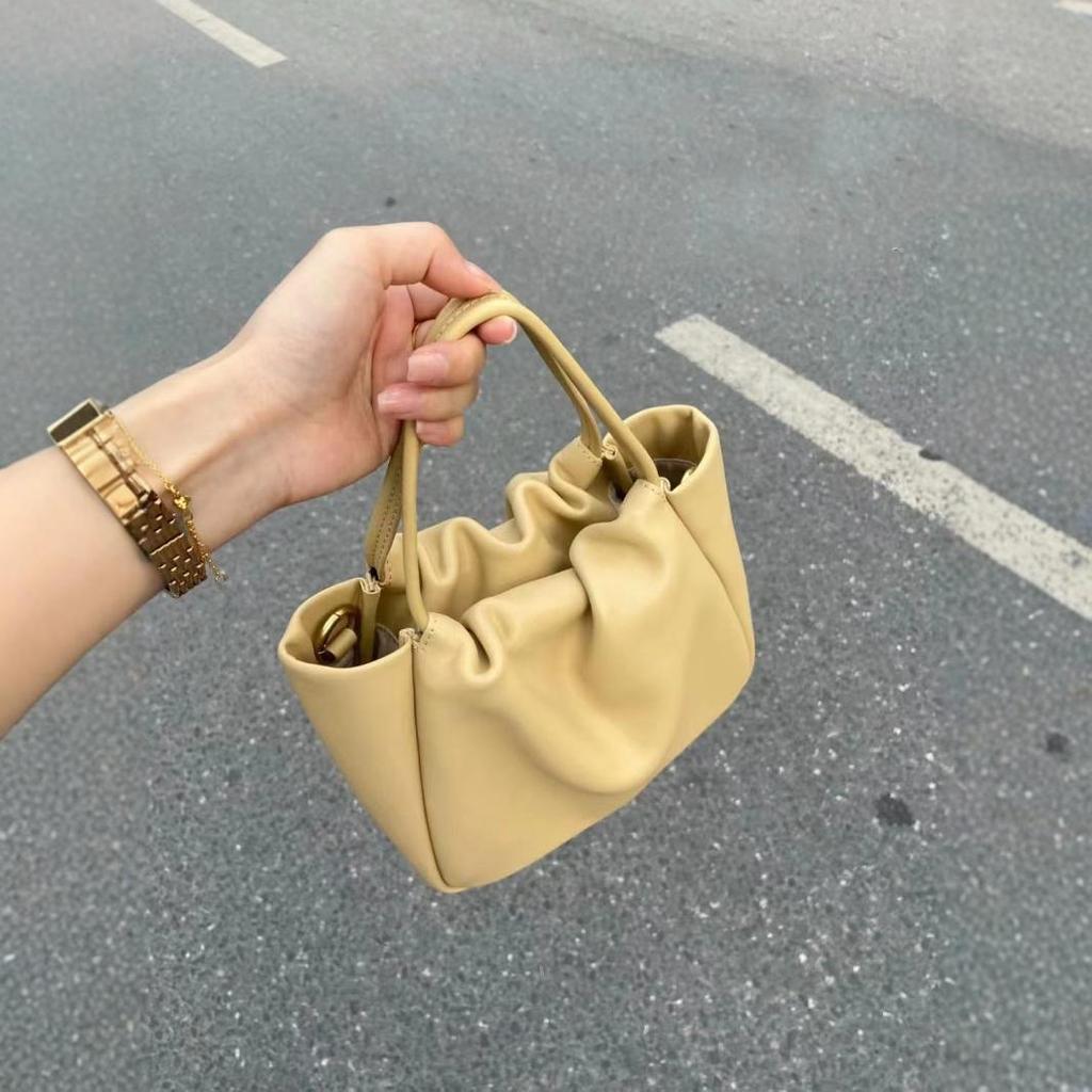 2024 neue weiche Leder Wolkenfalten kleine Tasche Damen Handtasche Gemüsekorb Nische High-End Pendler Umhängetasche