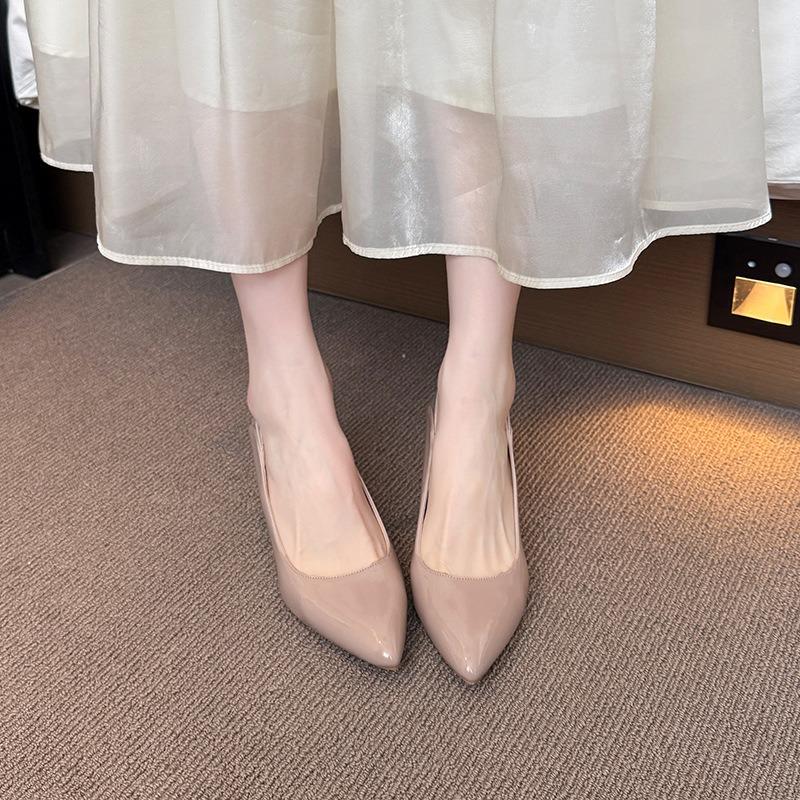  Professional temperament Shallow single shoes patent leather  Versatile high heels Fattened and widened large size women's shoes