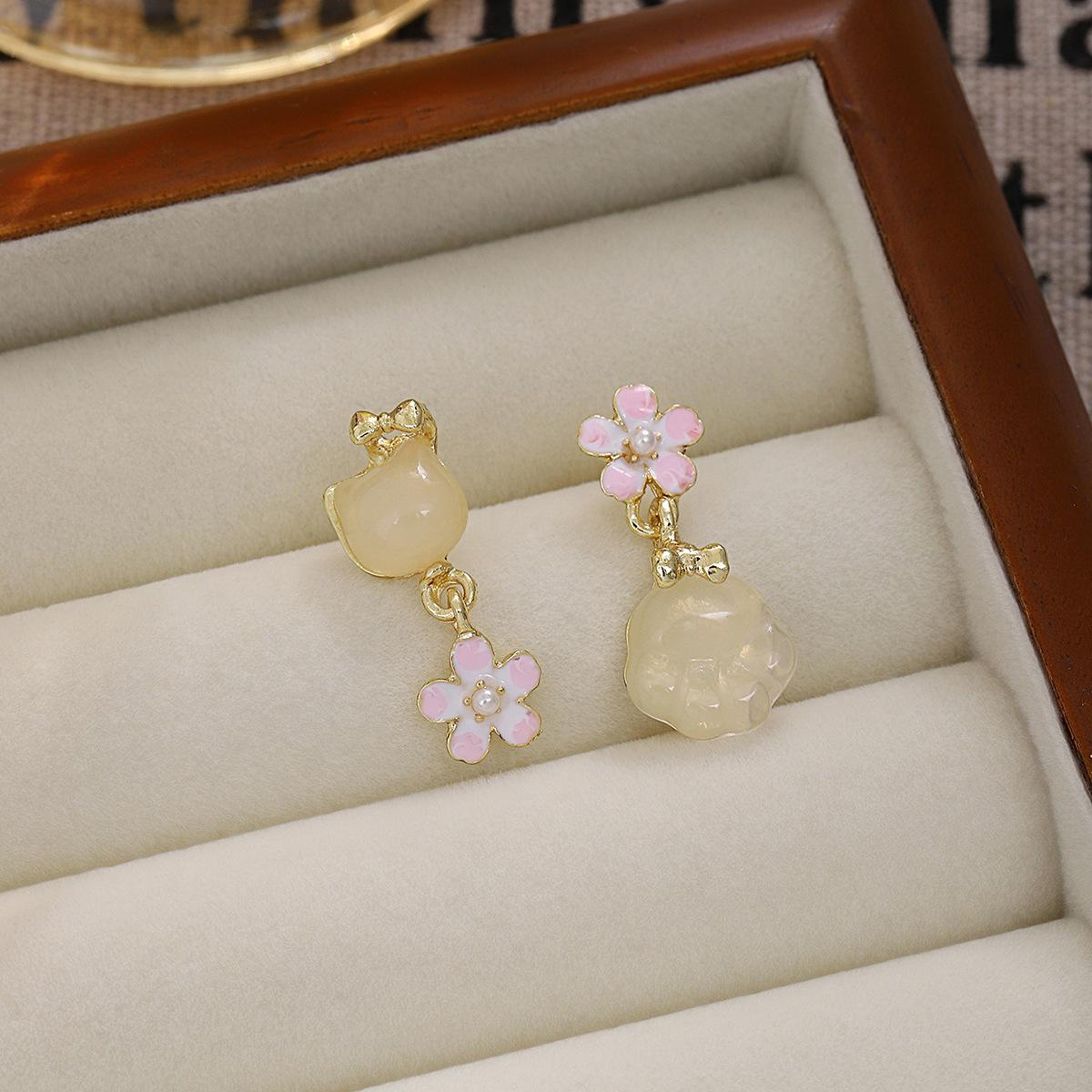 

Sweet Dripping Flower Bow Earrings, Cute Asymmetrical Cat Paw Cat Pearl Earrings Female