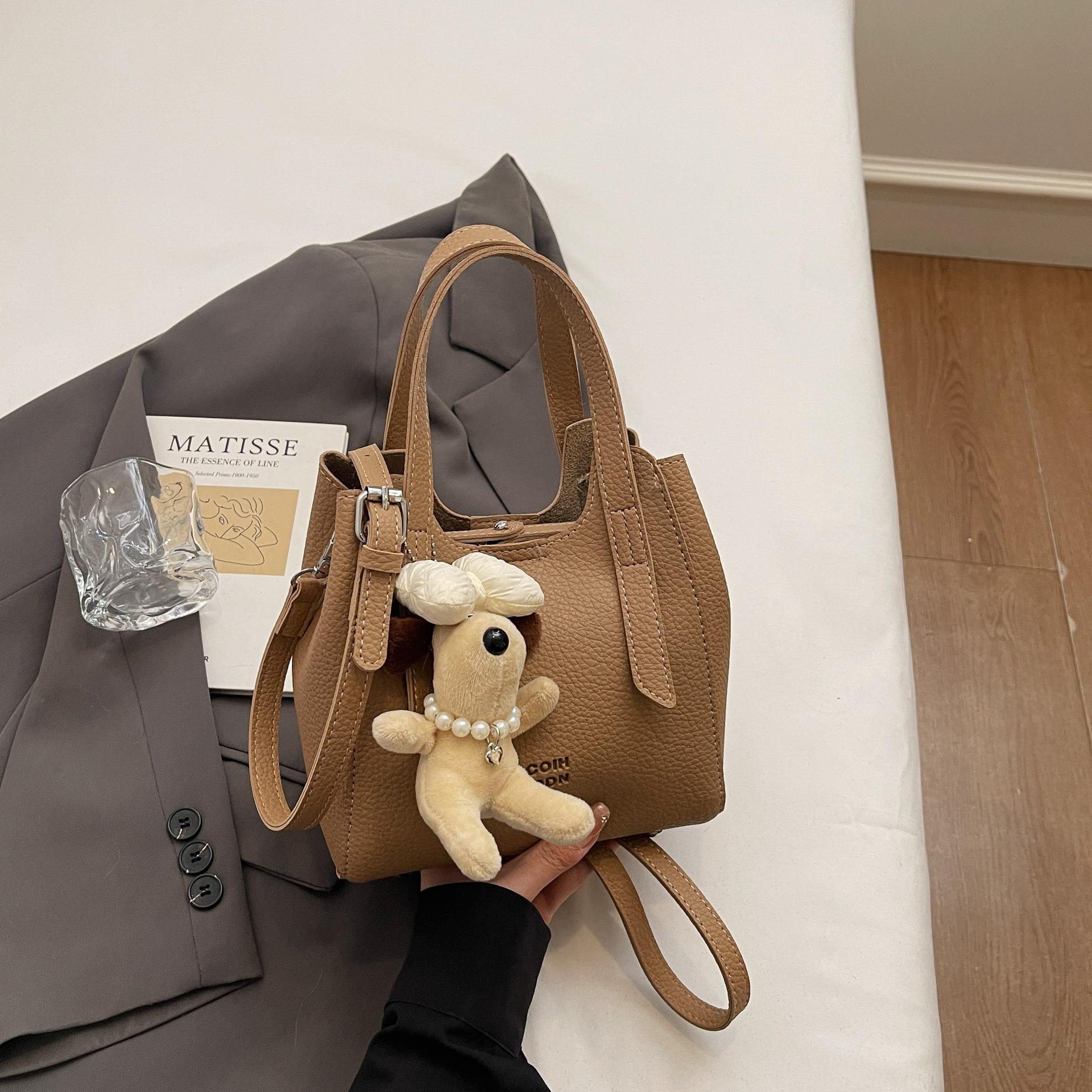 

Весна 2025 новая мода простая сумка шоппинг универсальная сумка-мессенджер мультяшный кулон красочная сумка через плечо