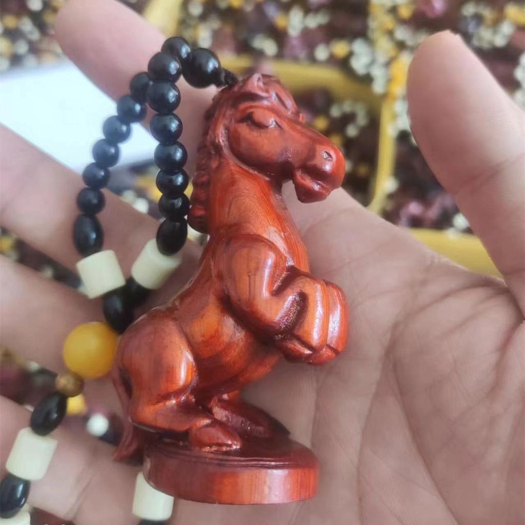 Colgante de Talla en Madera Pixiu de Palosanto - Artesanía Ornamental Más Vendida