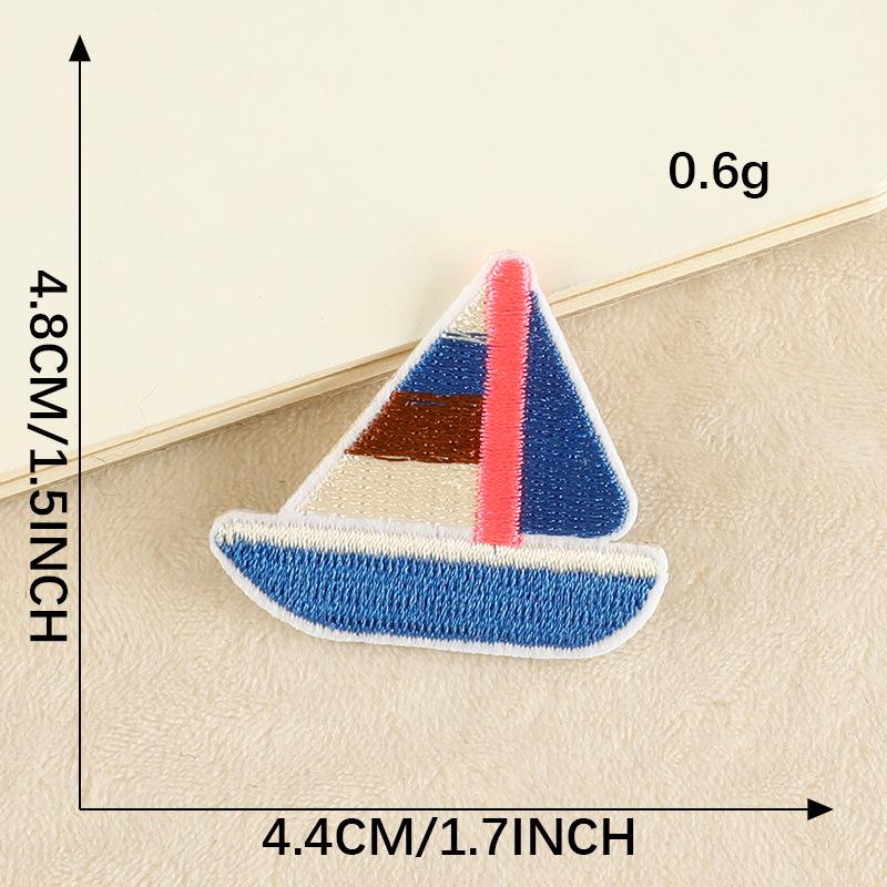 Kreslená oční náplast a vyšívaný odznak na oblečení