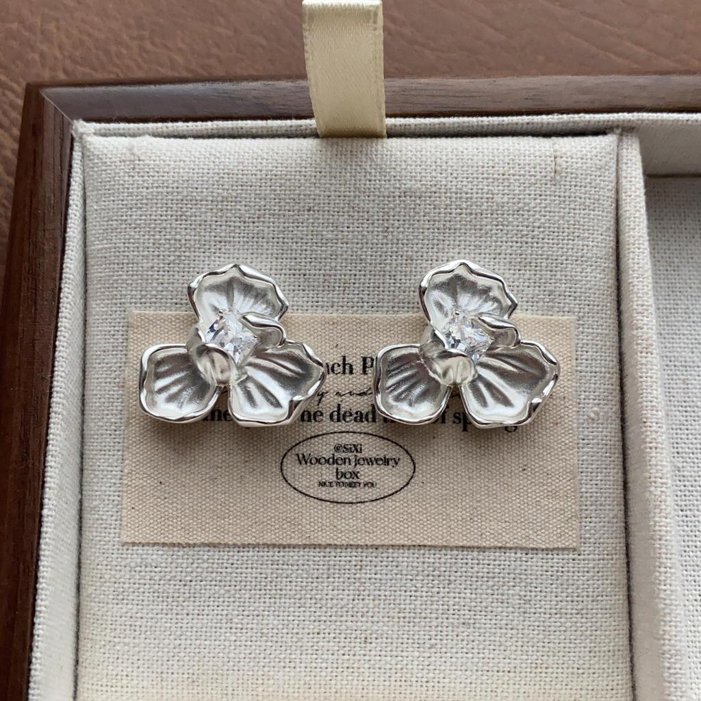 "Vintage Creamy Yellow Starfish Ear Clips: Elegant and Cute, Piercing-Free Sea Star Earrings"
