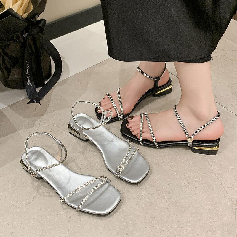 Šlápnutí na hovno sandály ženskost společenská smetánka čtvercová hlava kamínky slovo s měkkou podrážkou bílé 2025 nové letní pantofle