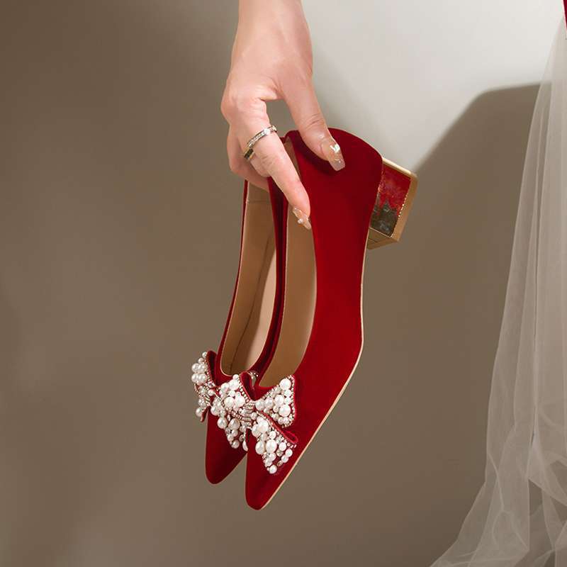 Hochzeitsschuhe weiblich Braut niedriger Absatz chinesisches Xiuhe Hochzeitskleid zwei Tragemöglichkeiten Anstoßen rot hoher Absatz schwangere Frauen 3 cm flacher Absatz keine müden Füße