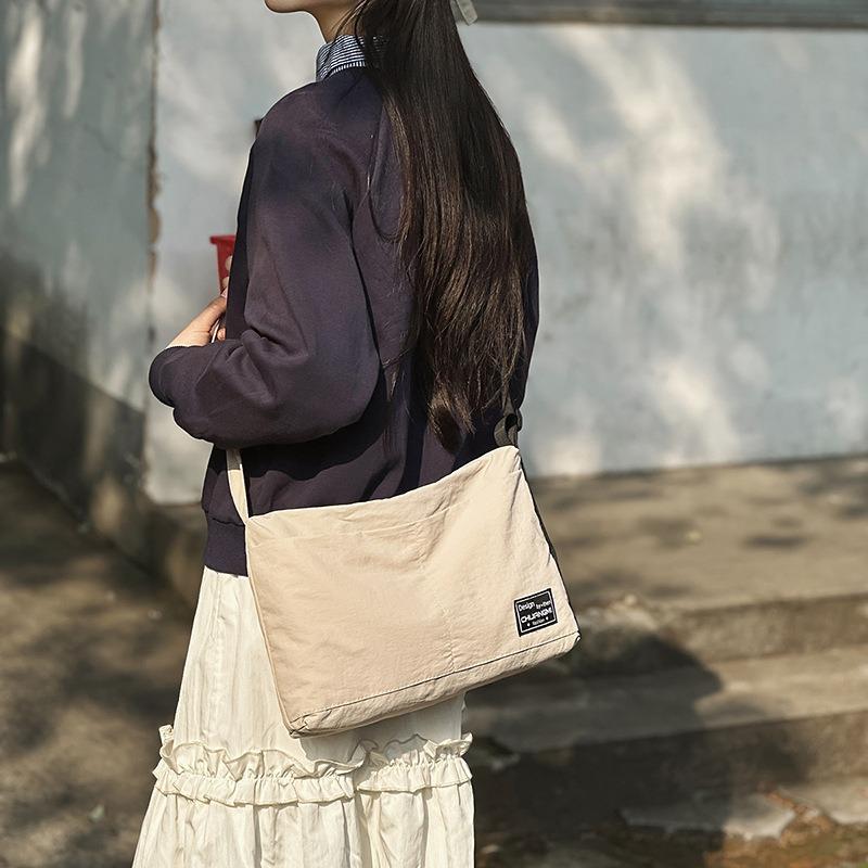 Today's popular simple and lightweight tote bag women's new niche class commuter bag shoulder messenger bag