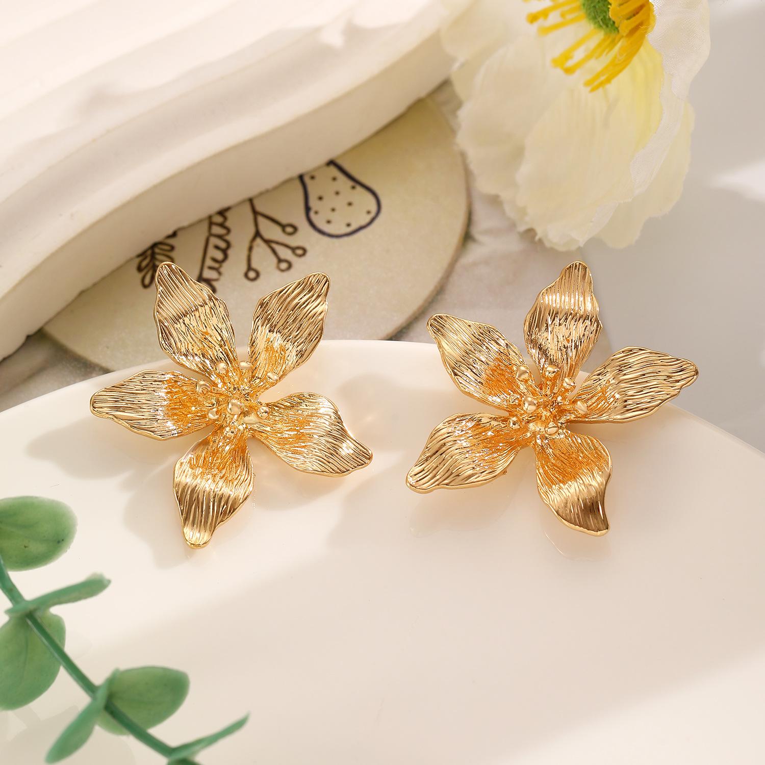 

Retro Elegant Fashion Sweet Drip Oil Flower Alloy Petal Earrings For Women 1 pair