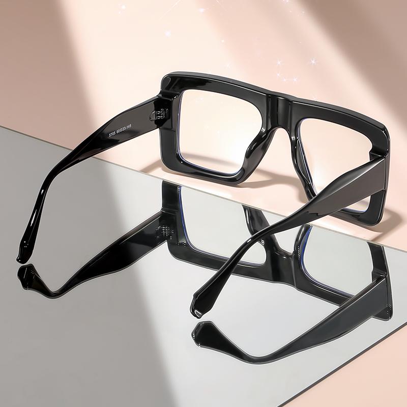 Large-framed Flat-topped Anti-blue Light Glasses Can Modify the Face Shape and Are Worn Daily for Street Photography