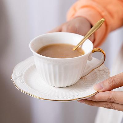 Sada šálku na kávu a podšálku s lžičkou, vysoce kvalitní porcelán, soudní styl, evropský reliéfní hrnek na kávu, šálky na čaj, domácnost, kancelář, párty, nádobí na pití