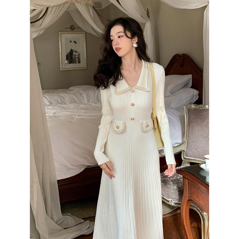 Rich family daughter red knitted dress has a new battle robe, high-end sense, with a coat and a long skirt inside.