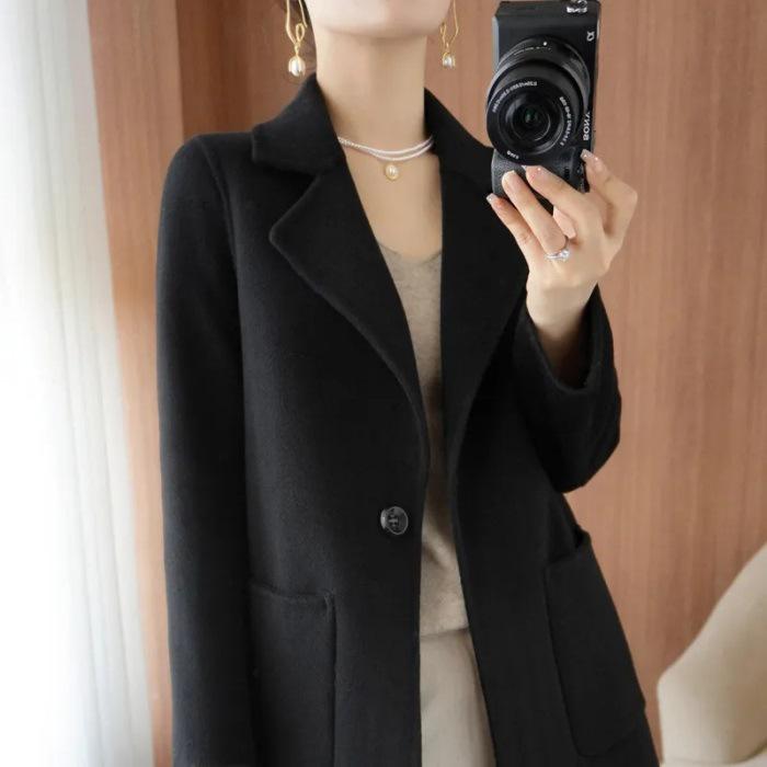 Damen Wollmantel in mittlerer Länge für Frühjahr 2025 - Slim Fit, Langärmlig, Hochwertig und Vielseitig.