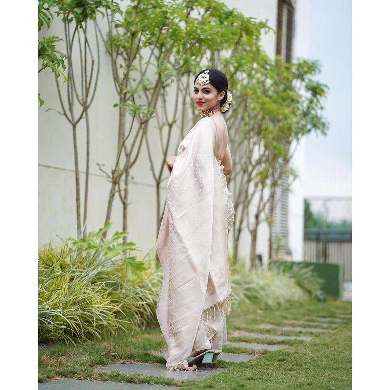 Dieser wunderschöne Saree ist elegant mit wunderschönem solidem Jacquard-Gewebe verziert, das dem Outfit einen perfekten Look verleiht.