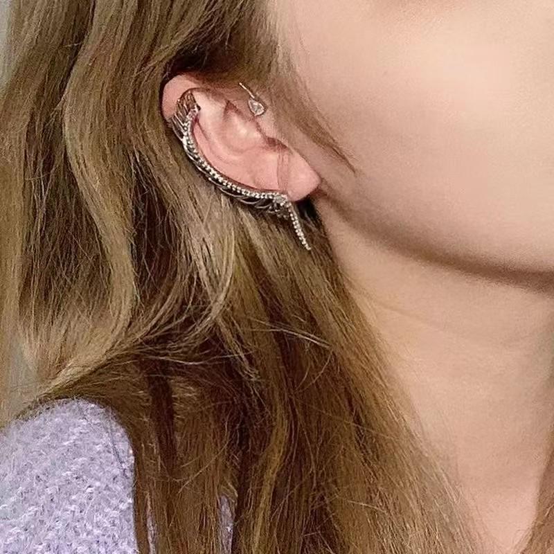 European Angel Wing Ear Cuff: Stylish, Unique Ear Clip Earring with Cool Design and Versatile Personality.