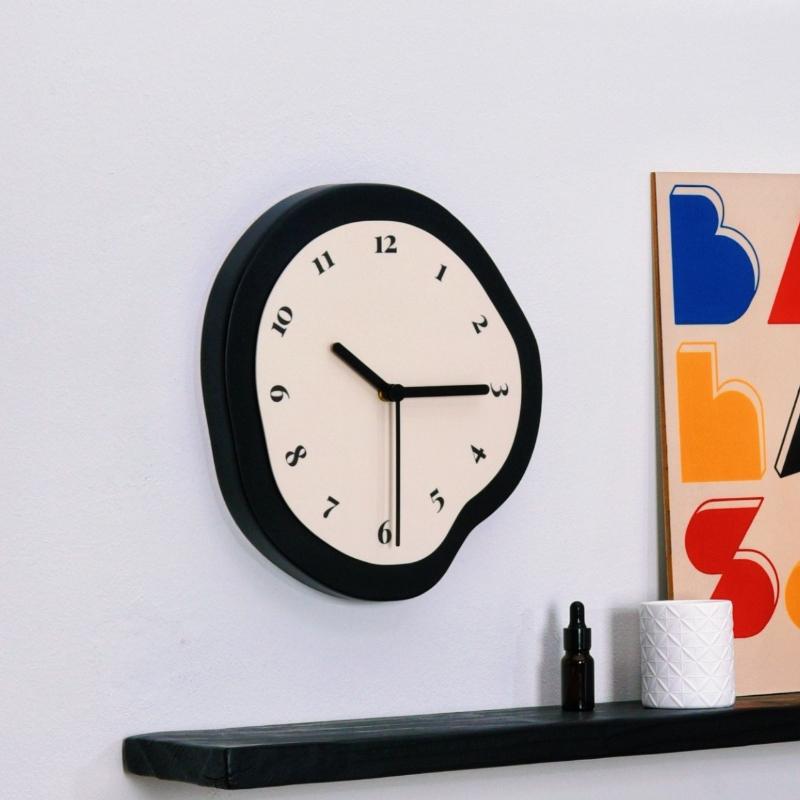Modern Silent Wall Clock Nordic Resin Wall Clocks Miniature Creative Art Wall Clock Living Room Aesthetic Decoration Accessories