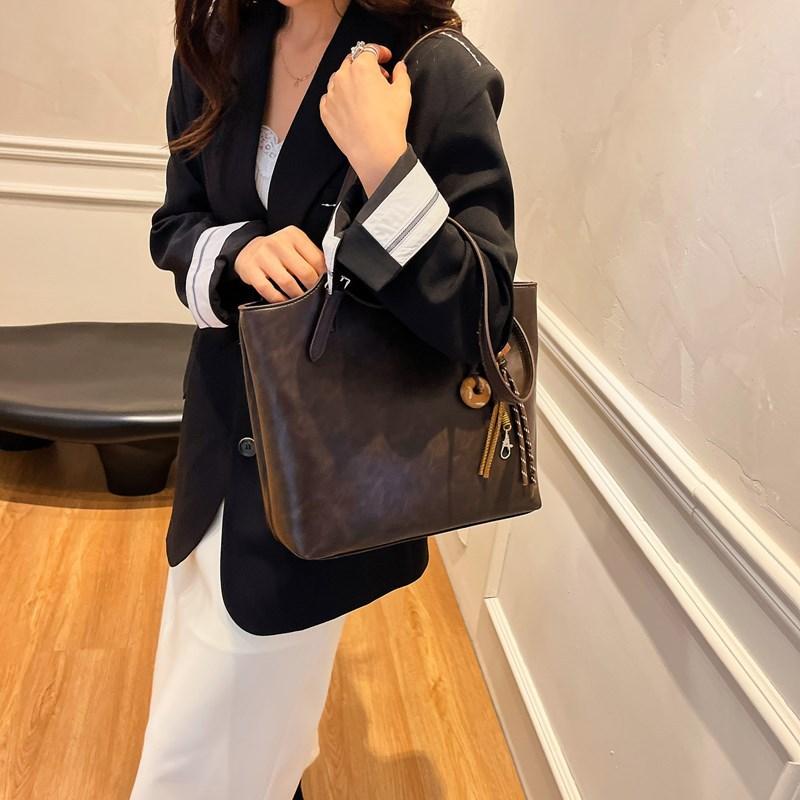 

New retro solid color large-capacity tote bag fashionable women s shoulder bag soft pu letter bag 30*11*25