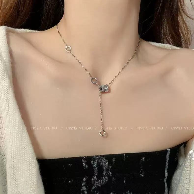 Irregular imitation pearl necklace butterfly pendant light luxury temperament neck chain niche sweet wind temperament collarbone chain