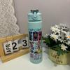 Ragazza Cacciatrice di Streghe Gruppo Musicale Tazza Media Carino Motivo Tazza con Cannuccia Tazza d'Acqua Studente Cinturino a Molla Cartoon Sport Fitness Tazza