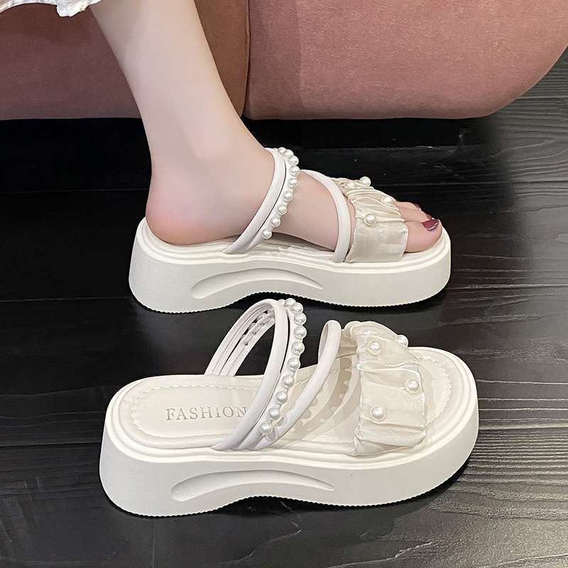 Coola tofflor med tjock sula som ger extra höjd, damsommar 2025 fevind pärla två sätt att bära sandaler, mode mångsidiga muffins-tofflor