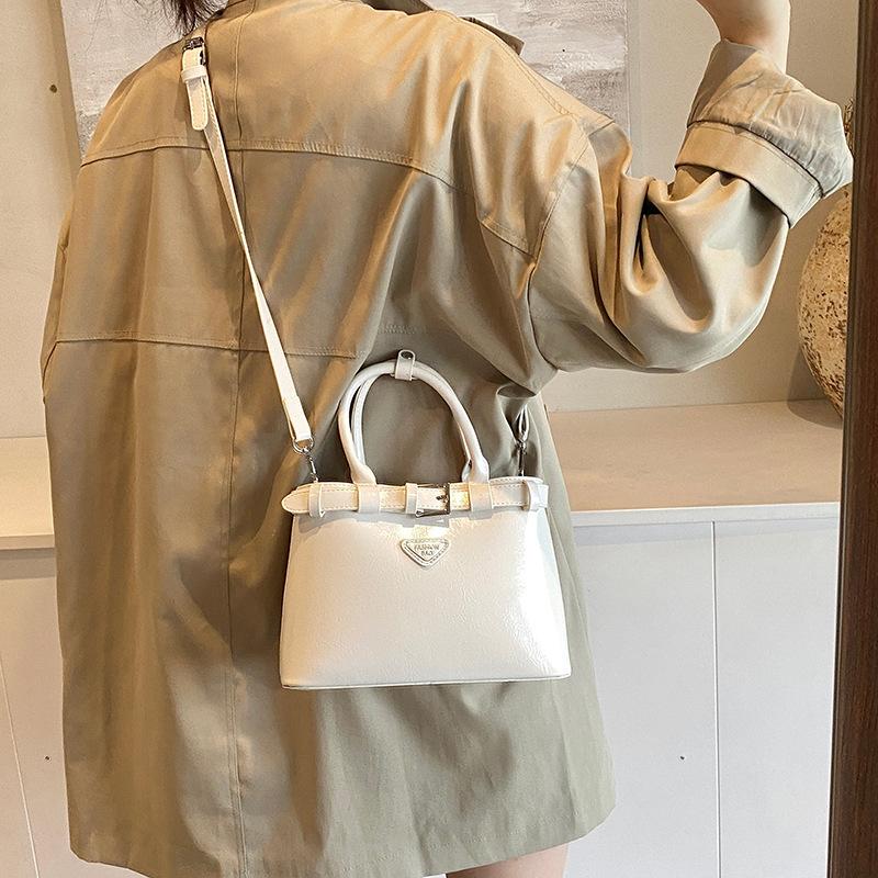 

Сумка большой вместимости женская 2025 новая осенняя универсальная сумка через плечо, популярная модная маленькая квадратная сумка этого года 23*9*16.5 белый