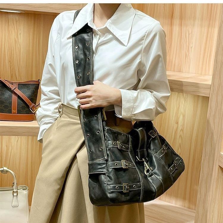 Vintage kožená taška přes rameno pro ženy, opotřebovaná motocyklistická taška s širokým popruhem, velkoobjemová taška