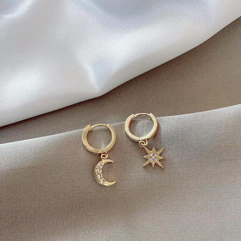 Asymmetrische oorbellen met ster en maan van S925 zilver en diamanten ringen - Licht luxe design