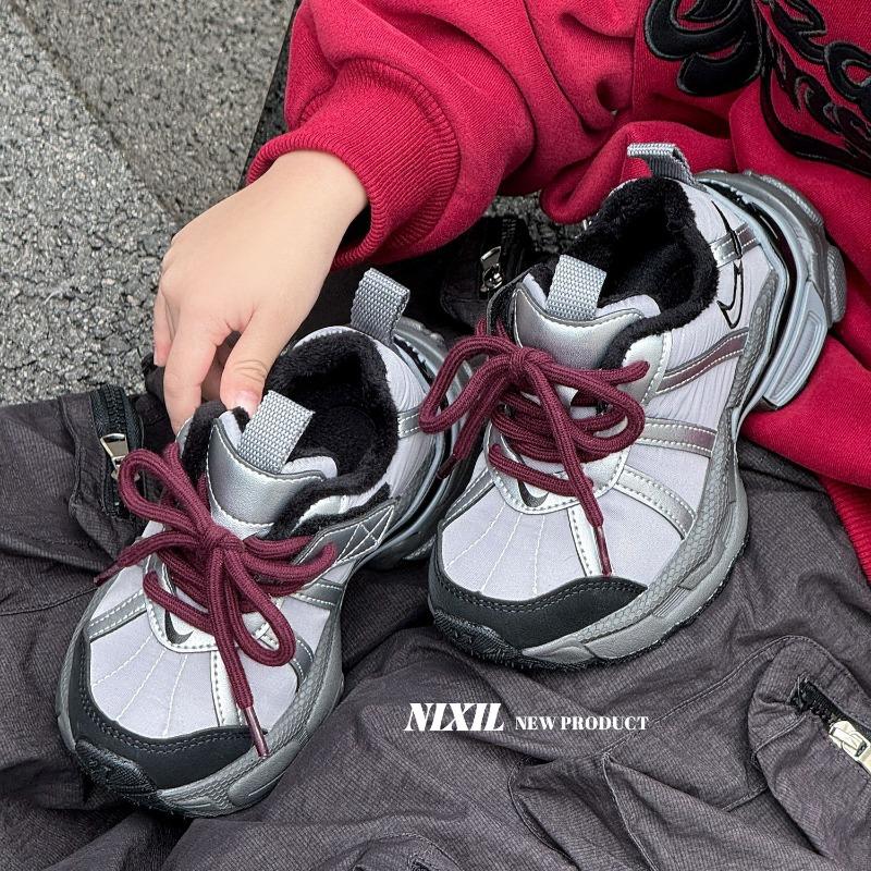 

Зимние одноклассники Детская мода Ретро Легкие Толстоподошвенные Флис Утепленные Мальчики и Девочки Папины кроссовки 26-30 yards 5 pairs of minimum approval серебряный