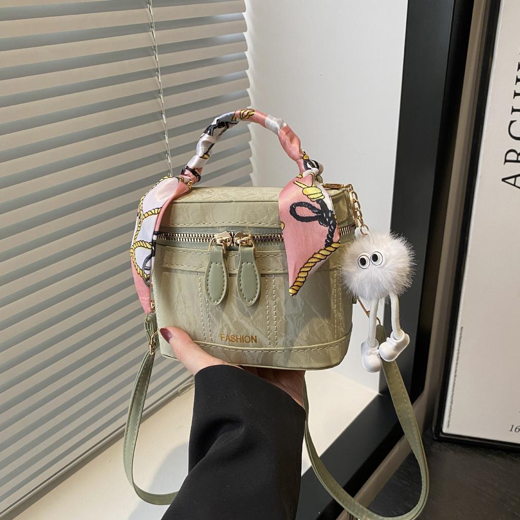 The Korean Version of the Versatile Box Bag, the New Popular Bag In 2025, the Women's Handheld Textured Messenger Small Square Bag.