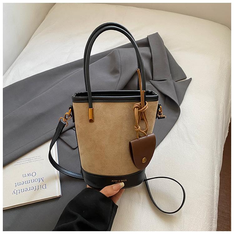 

Сумка премиум-класса 2025 новая модная стильная женская сумка осень-зима популярная сумка для通勤 универсальная сумка-мессенджер сумка-ведро покинуть белый