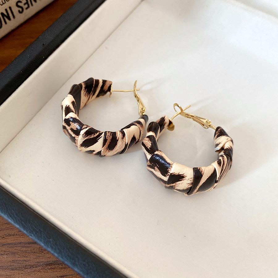 Silver needle leather leopard print wrapped round stud earrings Hong Kong-style millennial personalized earrings light luxury high-end earrings