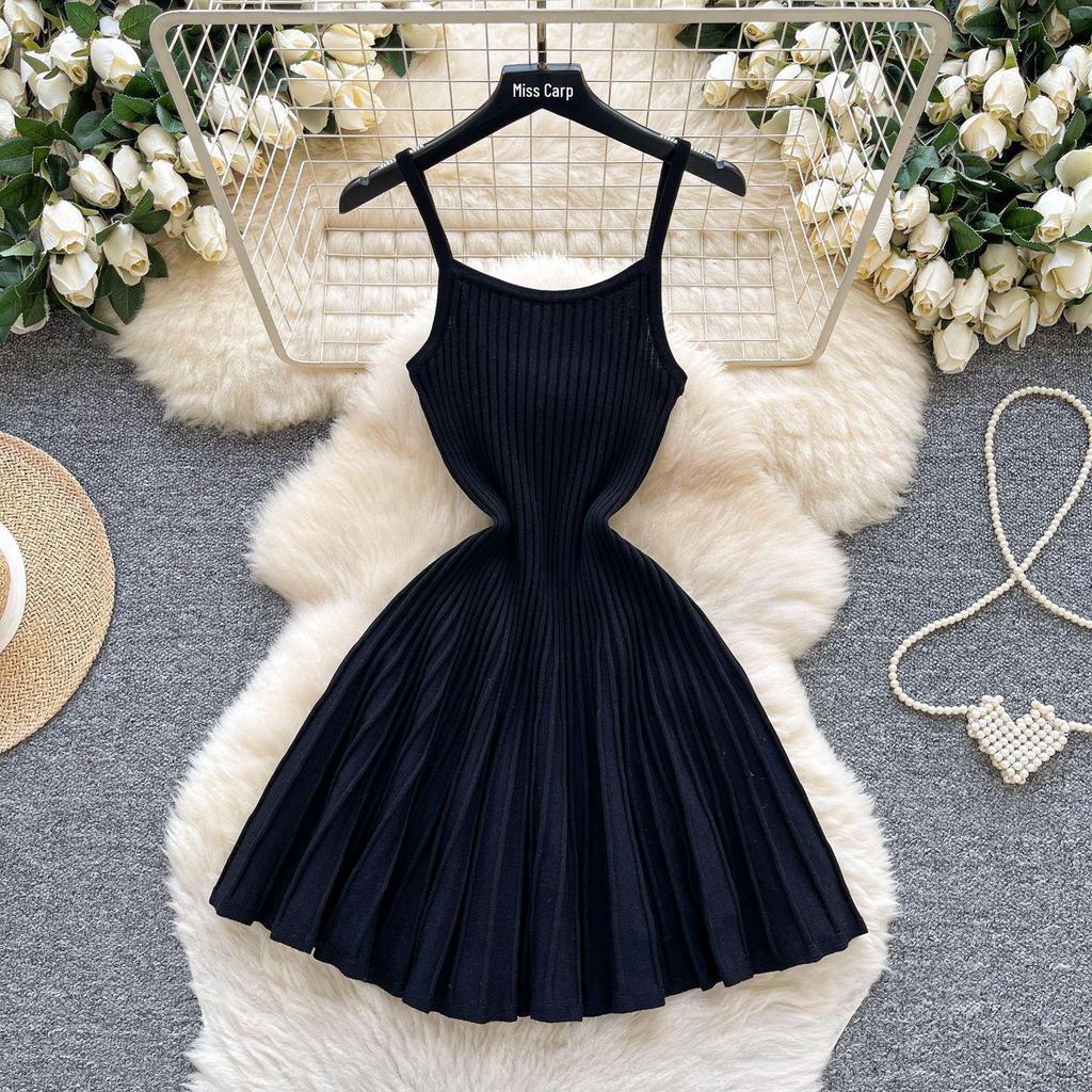 Noble Sense French Retro Autumn Dress: Spaghetti Strap, Waist-Cinching, Slimming Pleated Stripe Knit, 2025 Women's Collection
