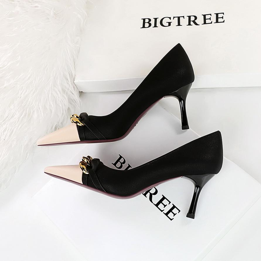 Banchet de damă cu tocuri înalte, tăiat lejer, blocaj de culoare, lanț metalic ascuțit, pantofi decorativi individuali