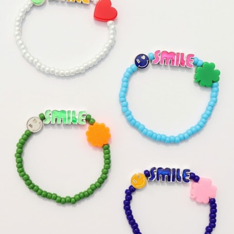 

BONBEAU Color pop smile initial beads Bracelet Kitsch motif color smile charm initial bead bracelet Navy