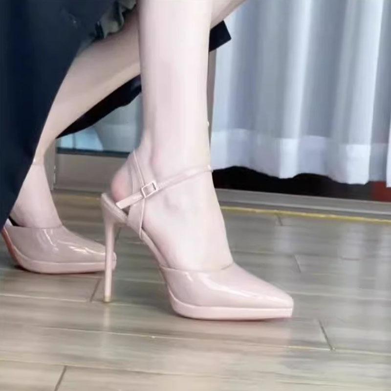 Glänzend schwarze High Heels für Damen, geschnittene dünne Herrenabsätze, keine müden Füße, wasserdichter Tisch, High-End-Spitzsandalen für Damen 2024 neue Modelle