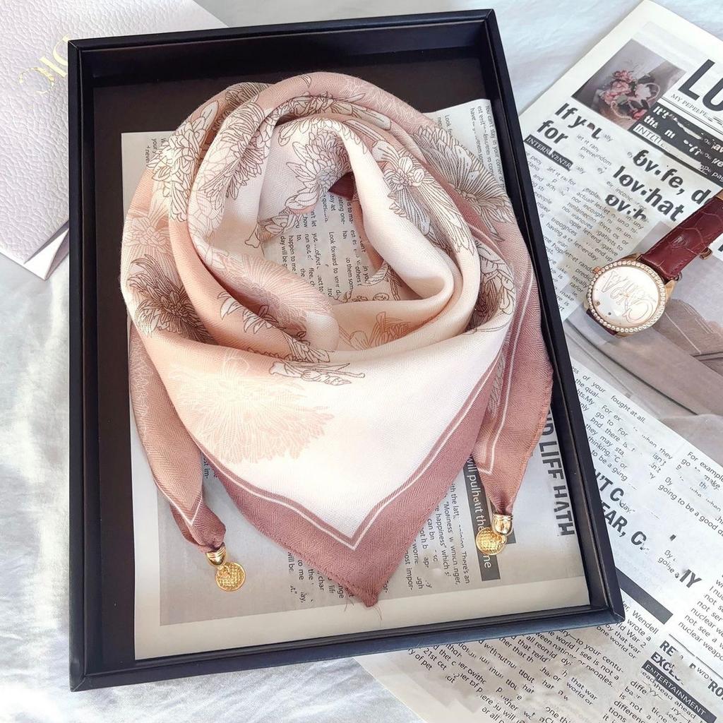 Lightweight Neck Scarf with Magnetic Buckle and Printed Triangular Design
