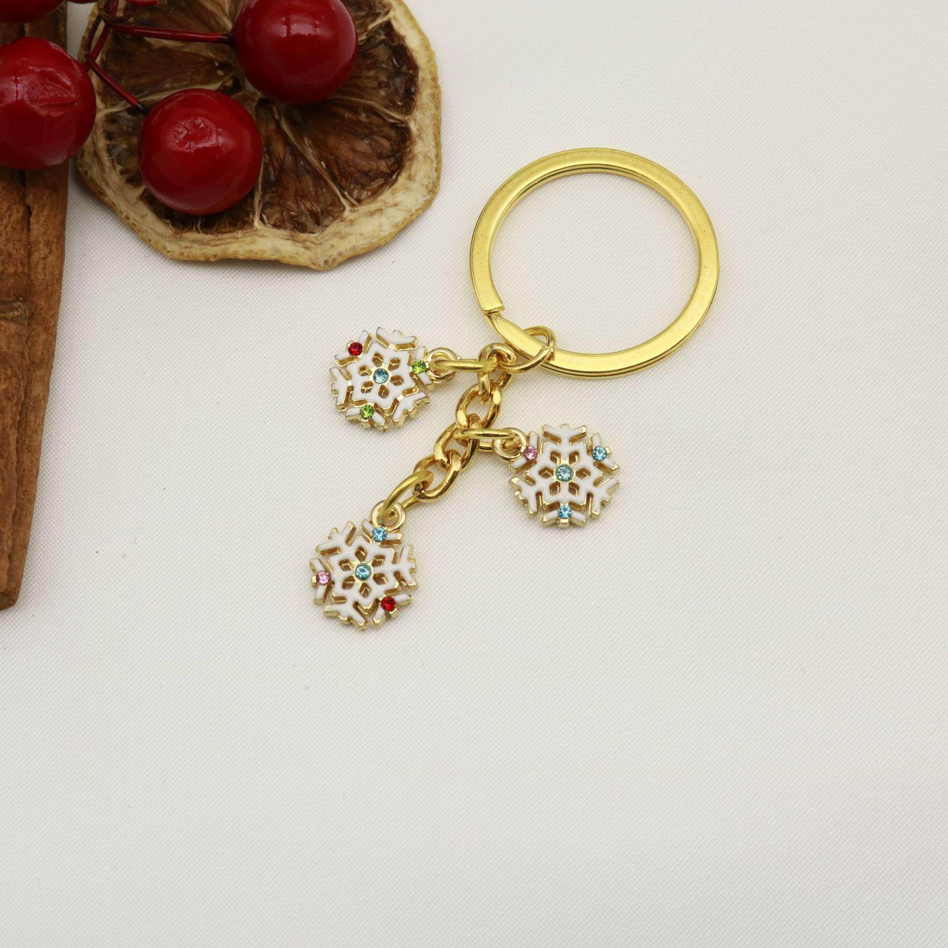 Creative Snowflake Alloy Keychain Pendant - European and American Christmas Ornament Gift