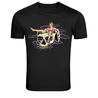 Pinup Girl sitzt auf Totenkopf Dark Art Grafik T-Shirt