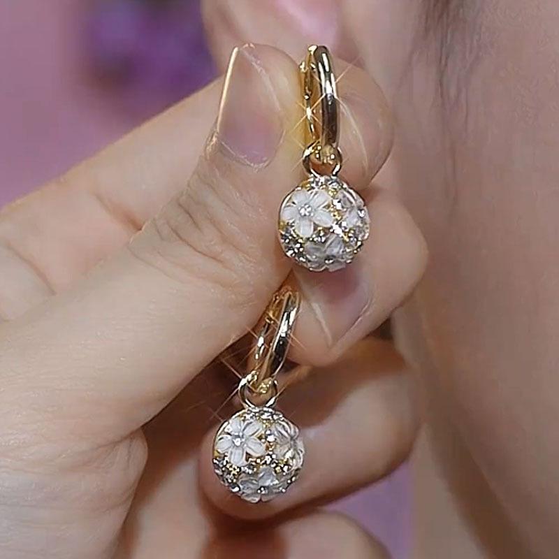 

Роскошные золотые серьги-каффы в виде гортензии - Модные ювелирные изделия, задающие тренды 2024 года золотой