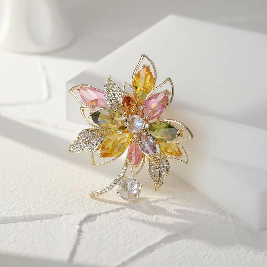 High-End-Farbe Zirkon Corsage Temperament Anzug Mantel Vielseitig Pin Kleidung Retro Blume Brosche