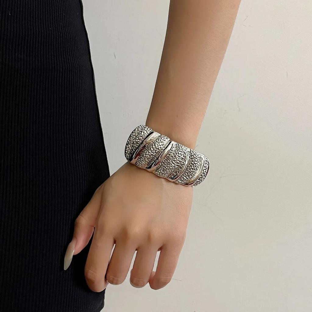 Heavy Industry Has a High-end Feel Wide Version Women's Light Luxury High-end Exquisite Bracelet