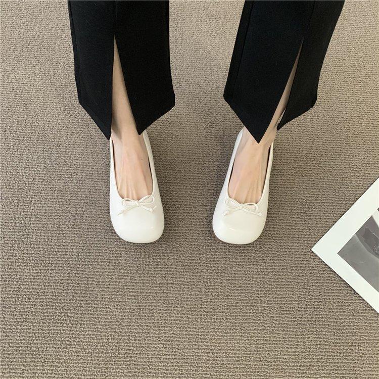 Versatile flat-soled small single shoes, new models in the summer of 2024, shallow-mouth soft-soled Doudou shoes with skirts, bow women's shoes