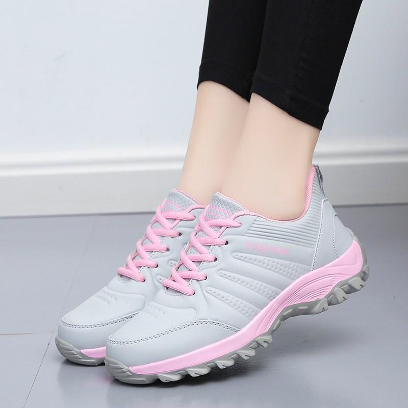 Fashion Autumn Winter Black Leather Sneakers Warm Sports Shoes Women Waterproof Lightweight Sneakers Lace Up Flats Sneakers With Fur