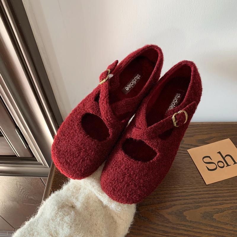 

Мягкая милая круглая голова с перекрестной пряжкой, замша в стиле sweet wind, легкие пушистые туфли-лодочки Мэри Джейн 40 красный