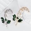 Versatile Floral Pearls Brooch 2 Color Options Lightweight Zinc Alloy For Various Outfits
