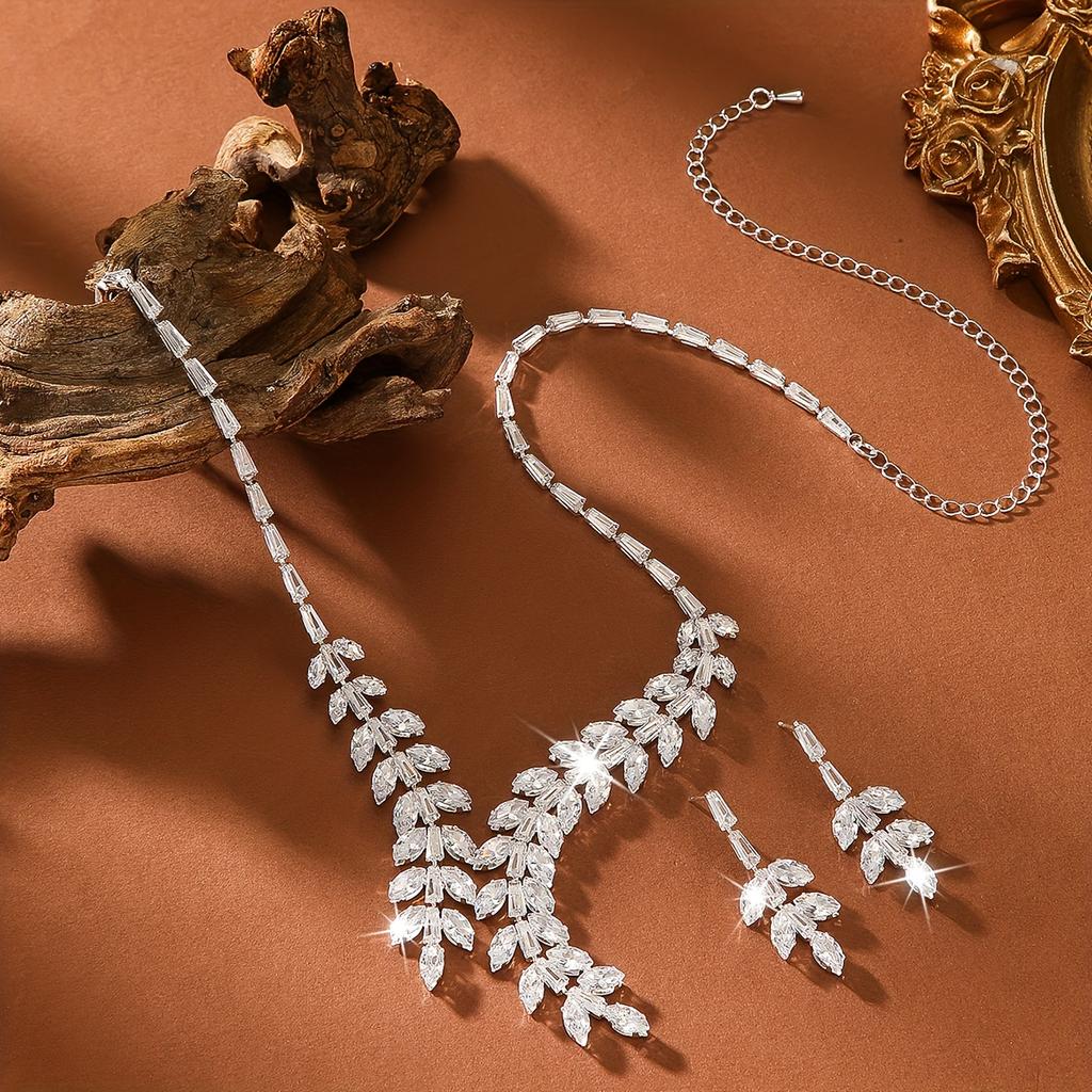 Women's jewelry set perfectly inlaid with zircon in a leaf shape, suitable for attending various events and celebrations