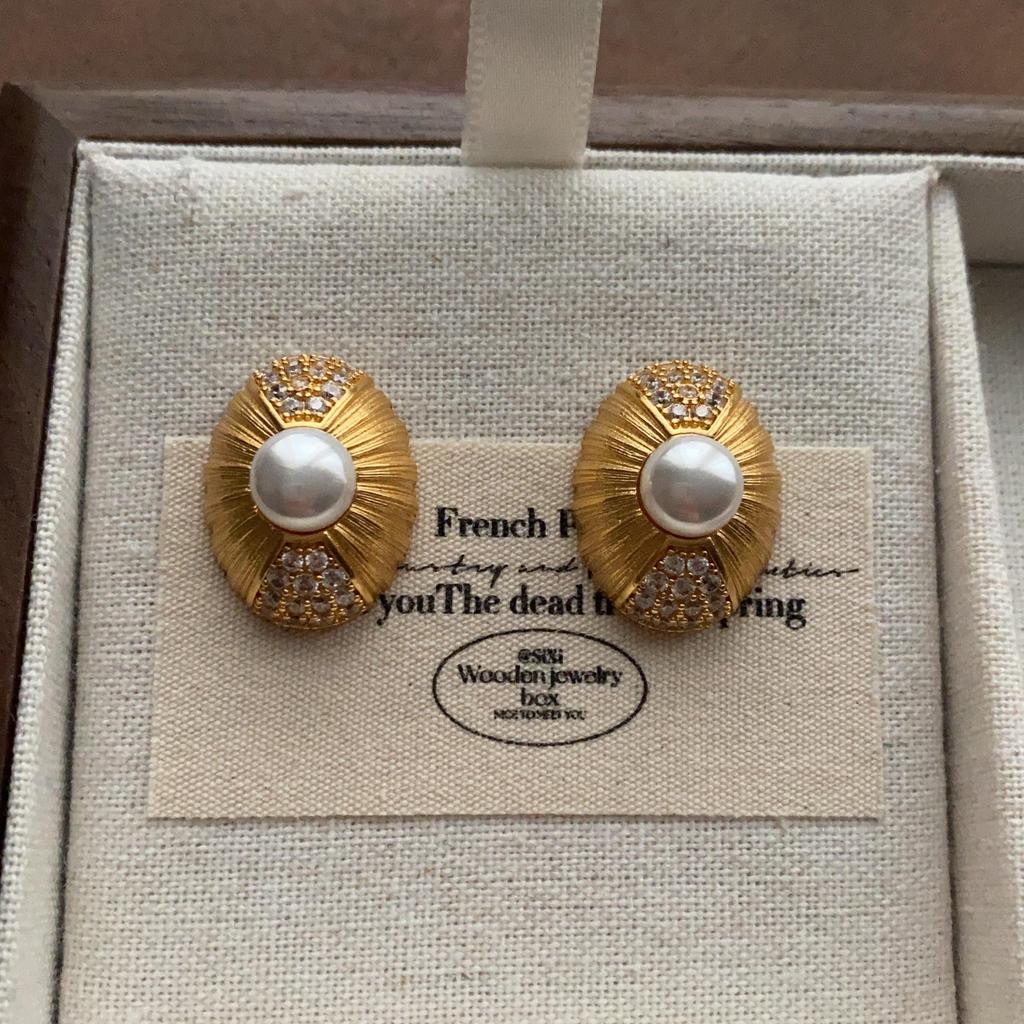 "Vintage Creamy Yellow Starfish Ear Clips: Elegant and Cute, Piercing-Free Sea Star Earrings"