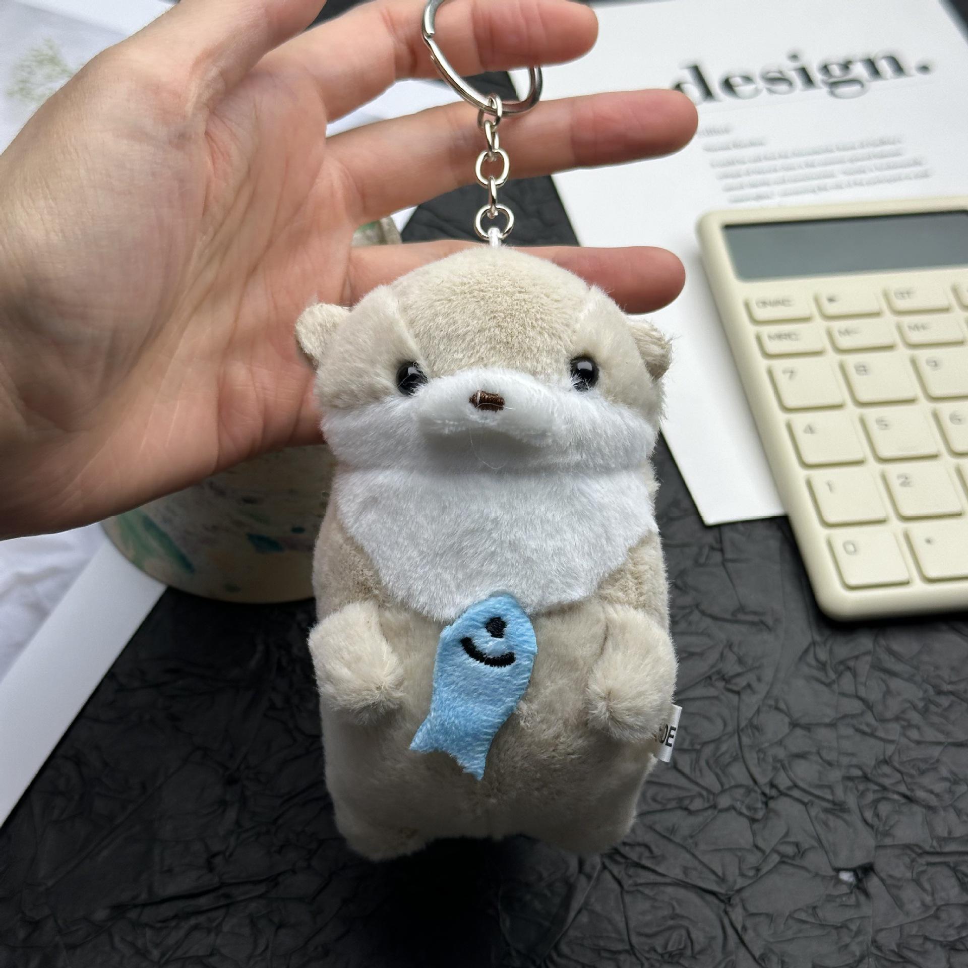 Милый плюшевый брелок в виде выдры, держащей рыбу - Креативный кулон в виде животного 11cm бежевый