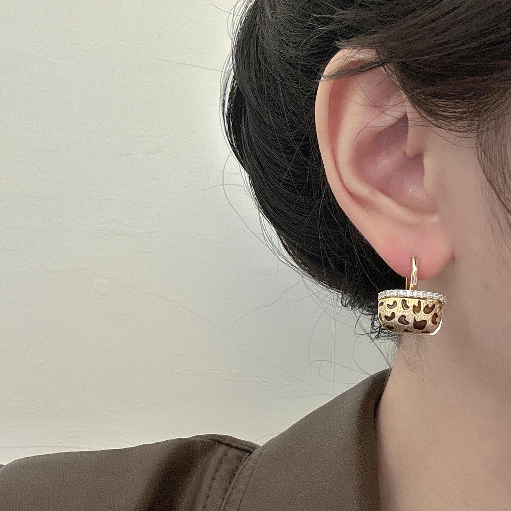 New Stylish Zircon Bag Ear Cuffs: Women's Fashion, Light Luxury, High-End, Versatile, and Trendy Earrings.