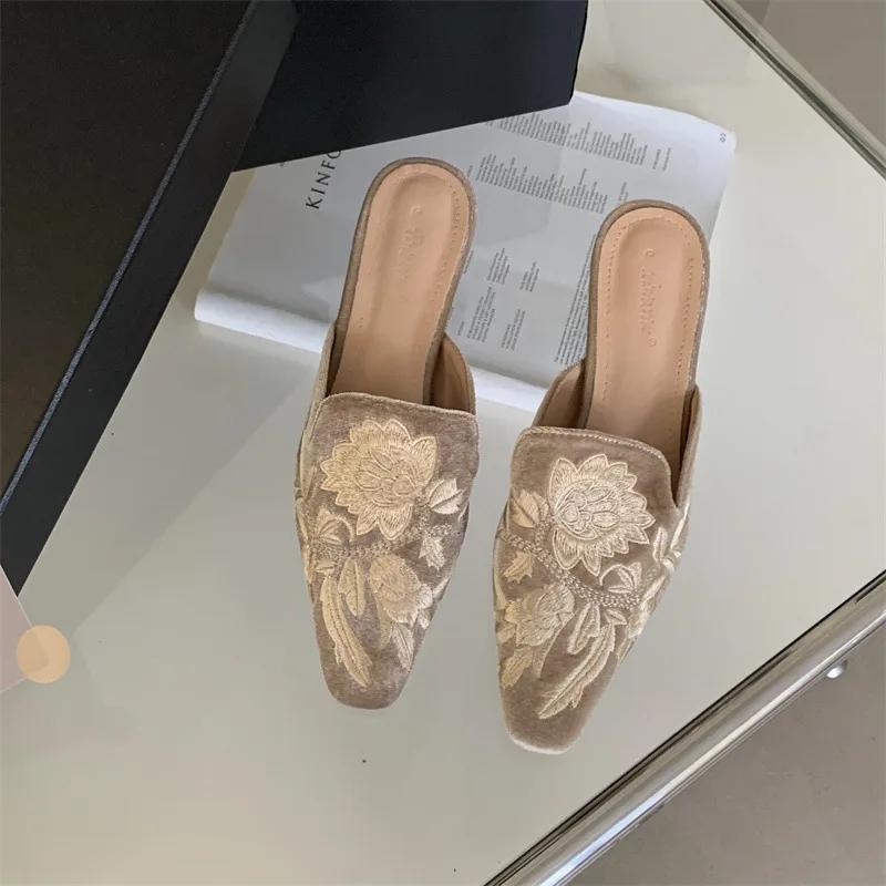 Fashion Women Baotou Embroidered Flat Bottom Half Slippers Summer Muller Sqaure Toe Shoes Flat Outdoor Casual Walking Slides Zapatillas