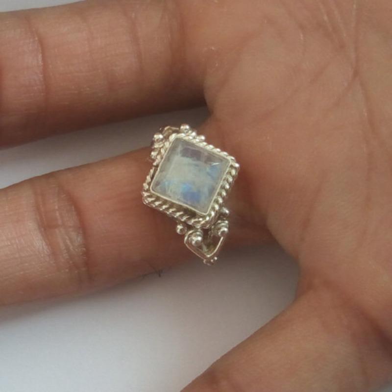 Neuer heiß verkaufter europäischer und amerikanischer Mode-Quadrat-Mondstein-Retro-Stil-Ring Damenschmuck
