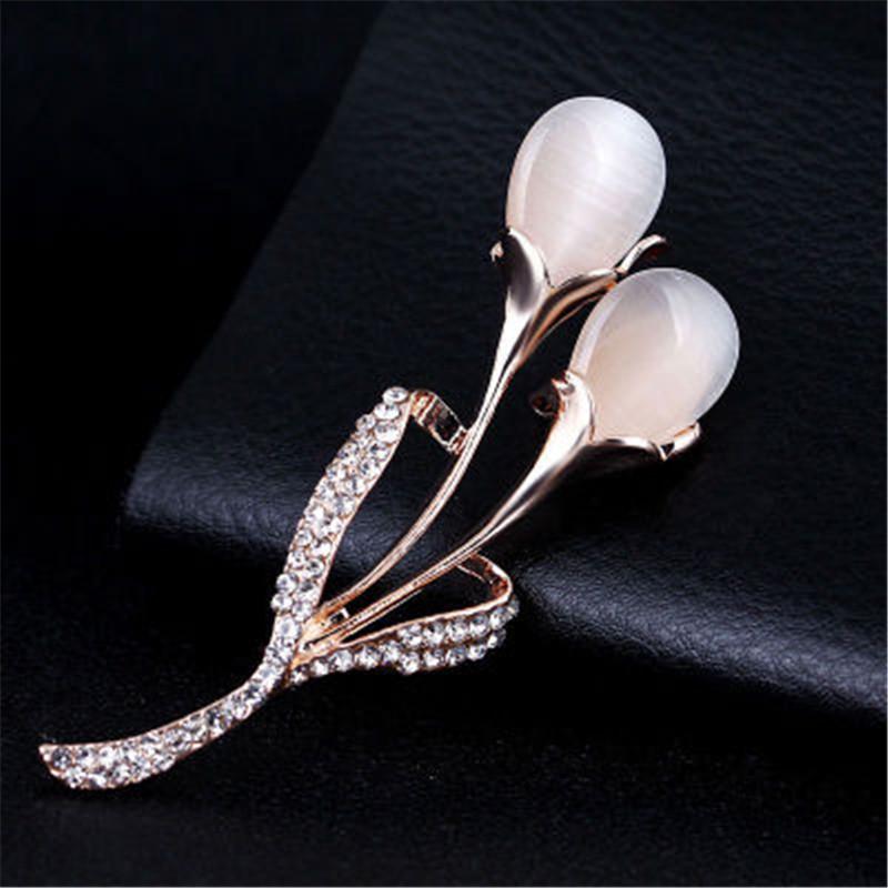 Korean Style Pearl Brooch: Versatile Floral Diamond Pin for Women's Coats